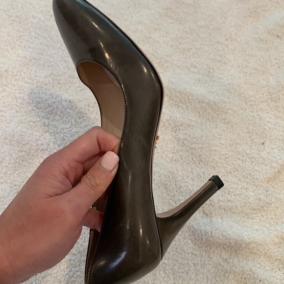 New Prada Gray Leather Closed Toe Heels Made in Italy in Size 35.5/ 5.5 - Picture 11 of 13